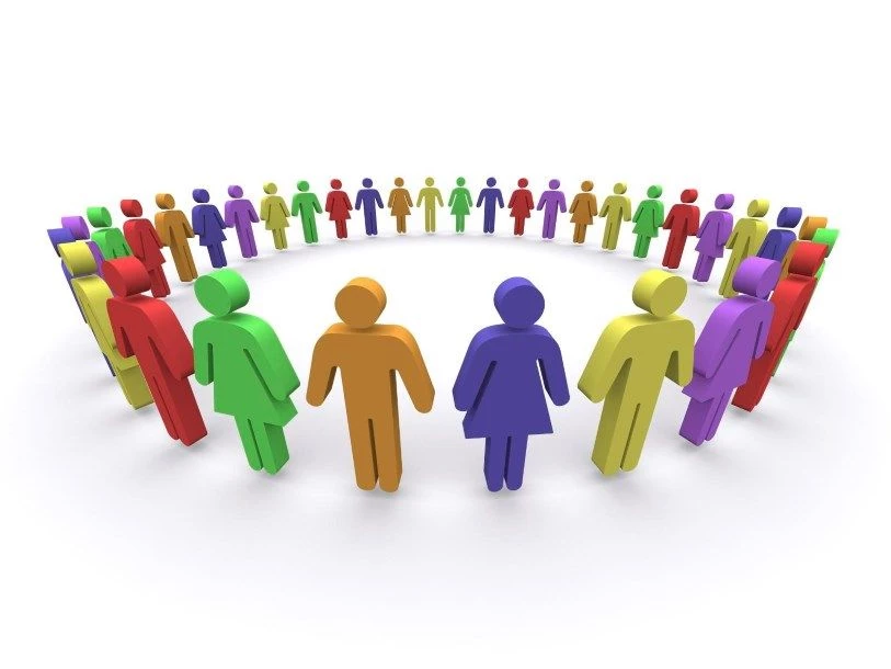 Σπάει τα πάντα στο πέρασμά του με ένα λοστό – Ένα βίντεο με κοινωνικές προεκτάσεις